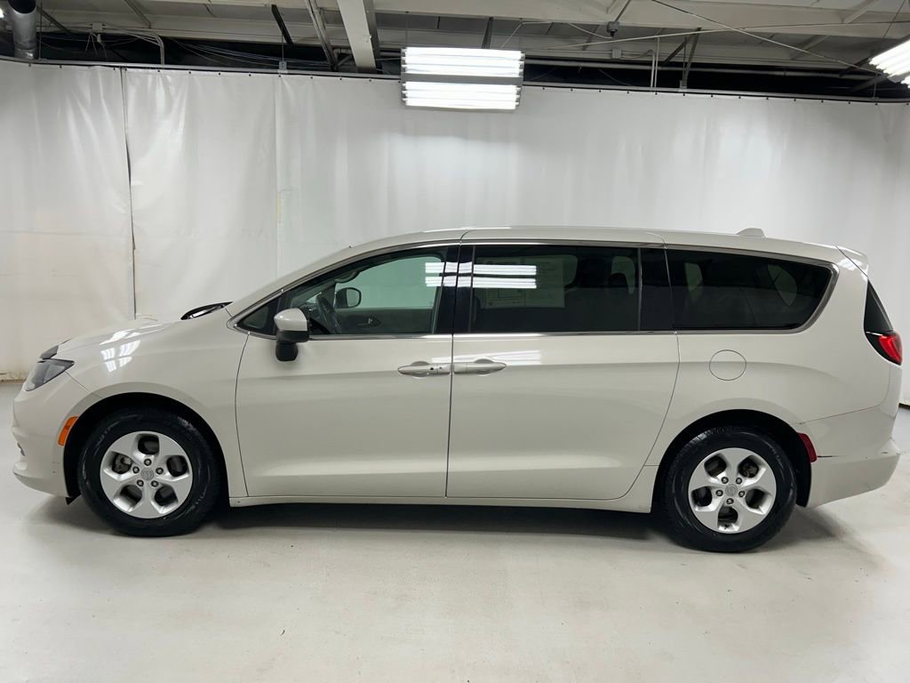 Used 2017 Chrysler Pacifica LX w/ Tire & Wheel Group FWD image 8