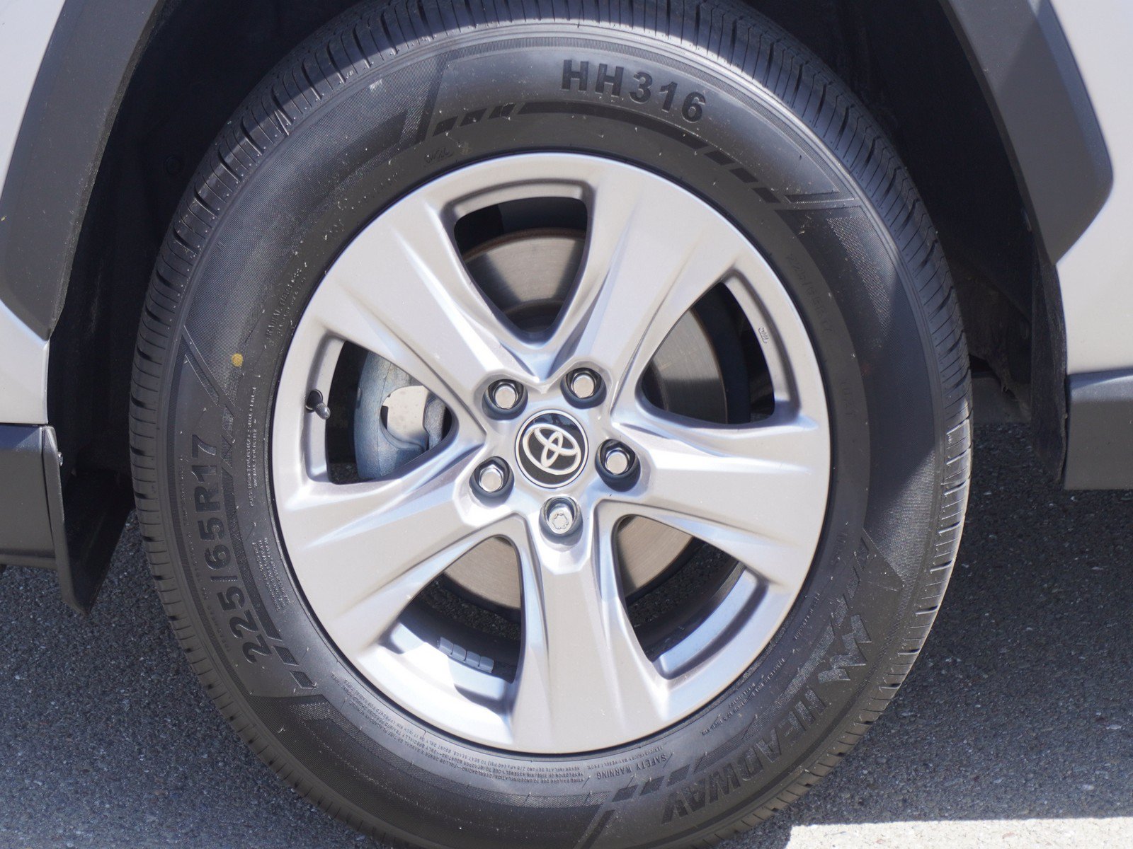 Used 2022 Toyota RAV4 XLE w/ Convenience Package FWD image 7