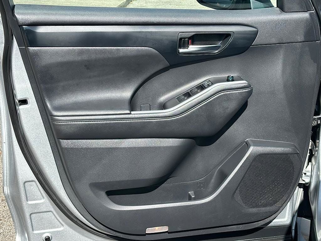 Certified 2020 Toyota Highlander XLE AWD/4WD image 13
