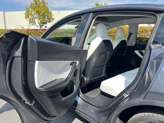 Used 2022 Tesla Model Y Long Range image 13