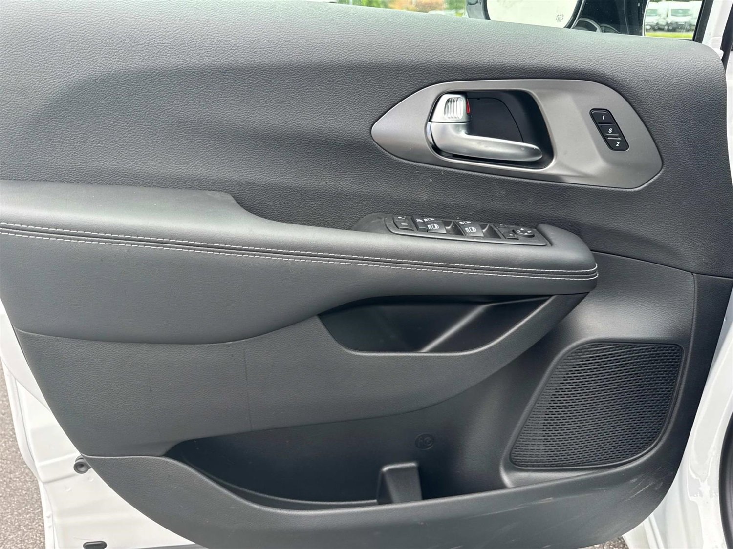 New 2025 Chrysler Pacifica Select image 24