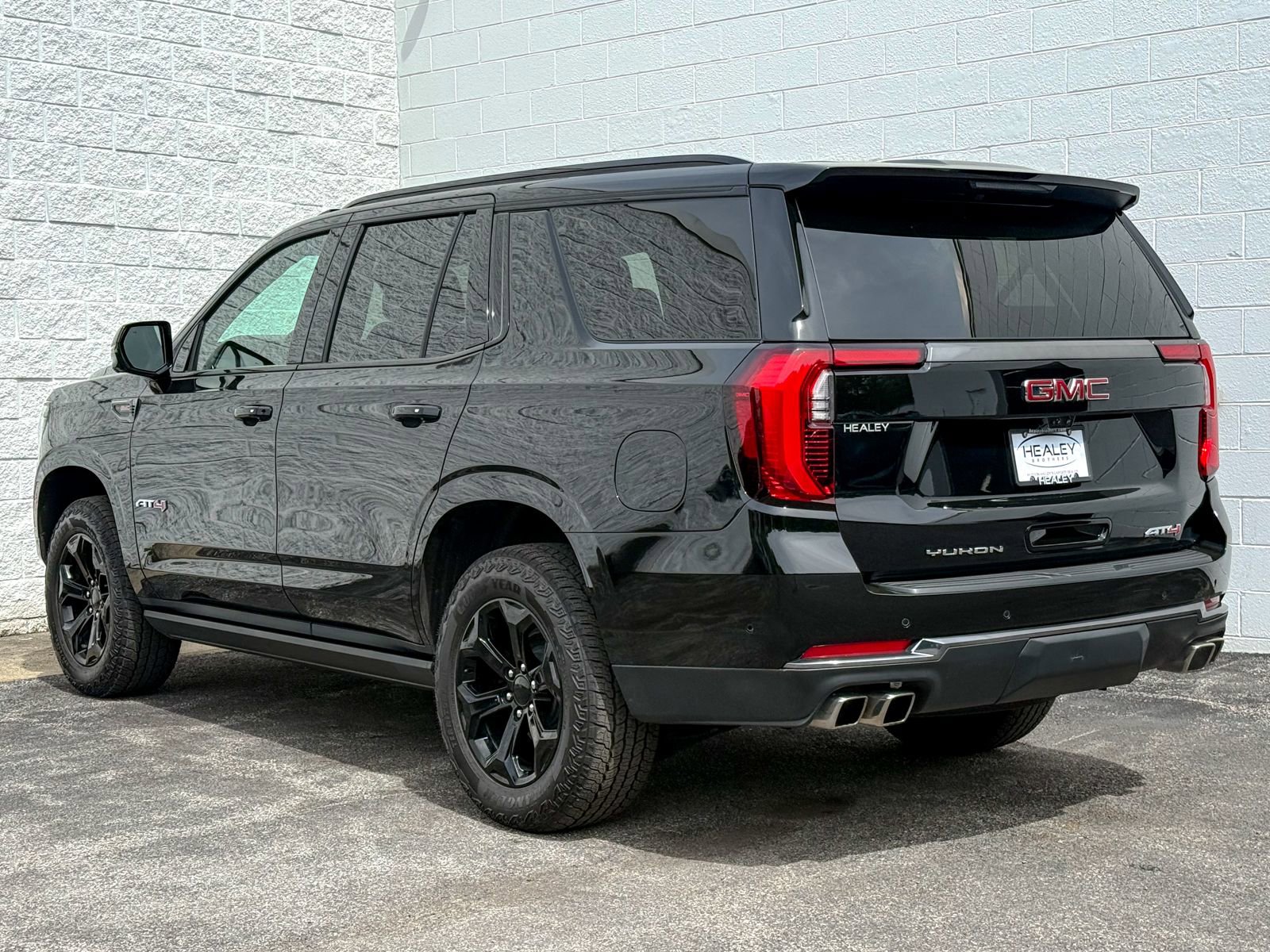 Certified 2025 GMC Yukon AT4 w/ AT4 Premium Package AWD/4WD image 7