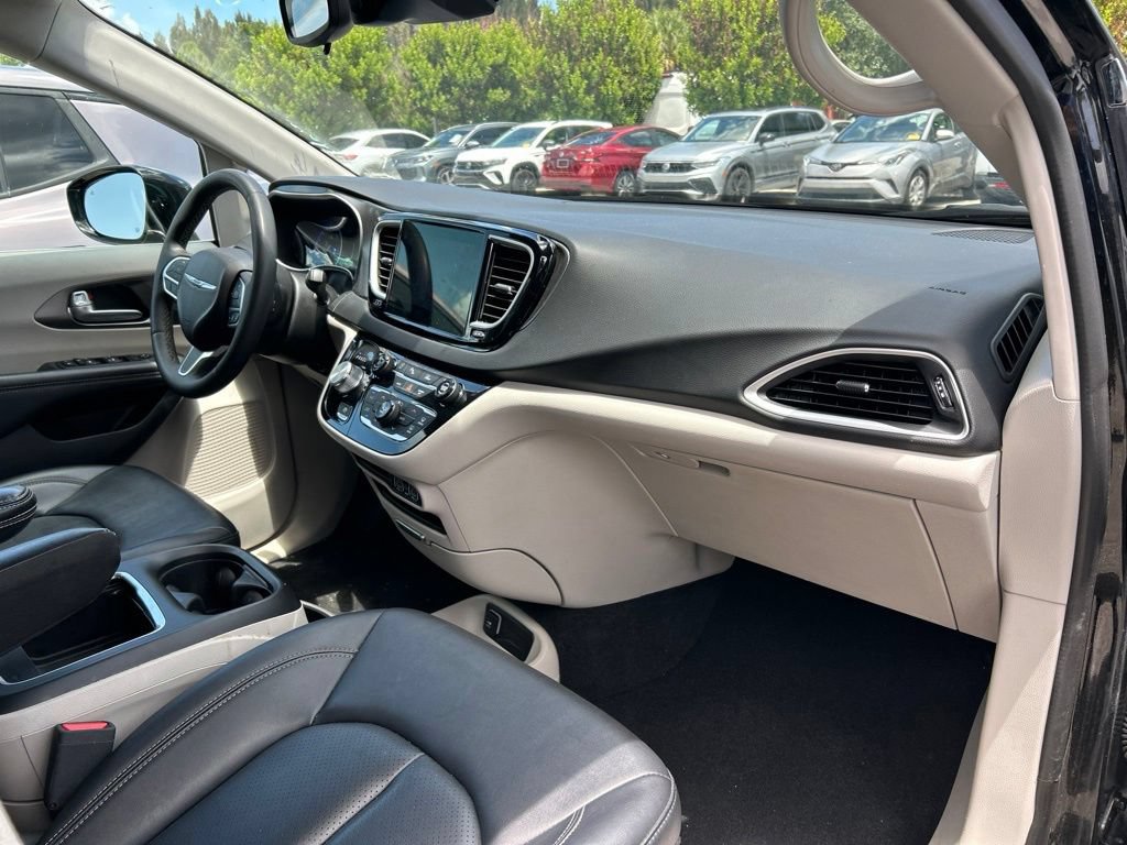 Used 2024 Chrysler Pacifica Touring-L FWD image 39
