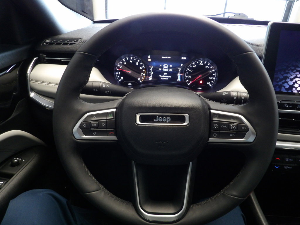 Used 2023 Jeep Compass Limited image 27