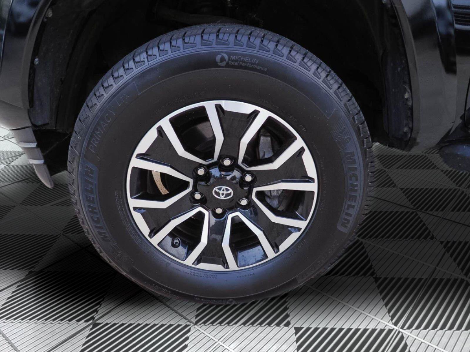 Used 2020 Toyota Tacoma TRD Sport AWD/4WD image 32