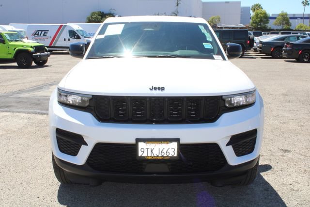 Used 2025 Jeep Grand Cherokee Altitude RWD image 2