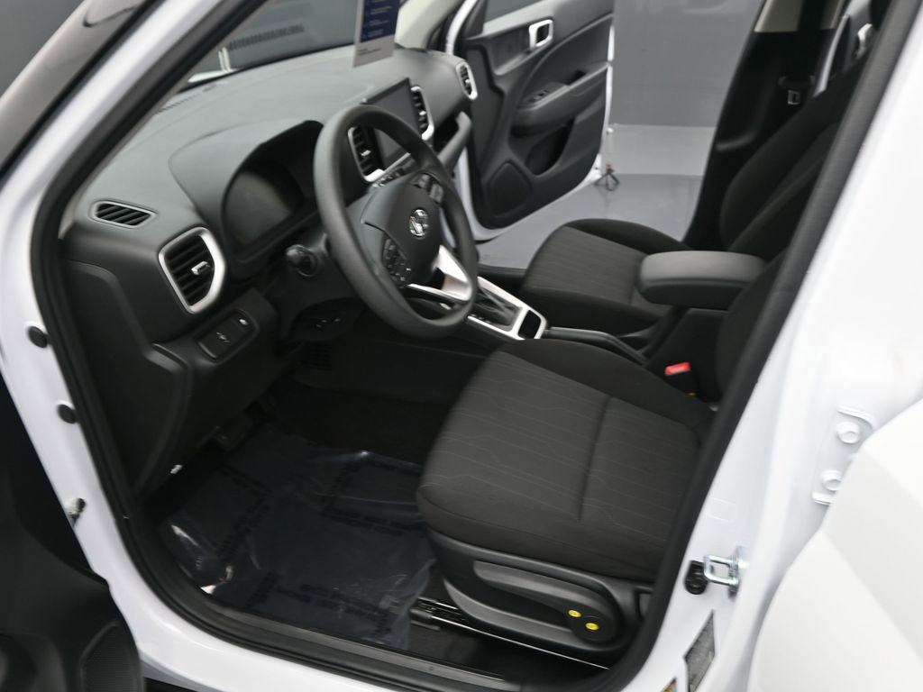Certified 2025 Hyundai Venue SE image 15