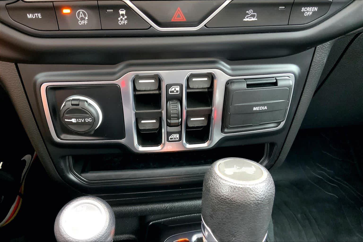 Used 2022 Jeep Wrangler Unlimited Sahara AWD/4WD image 33