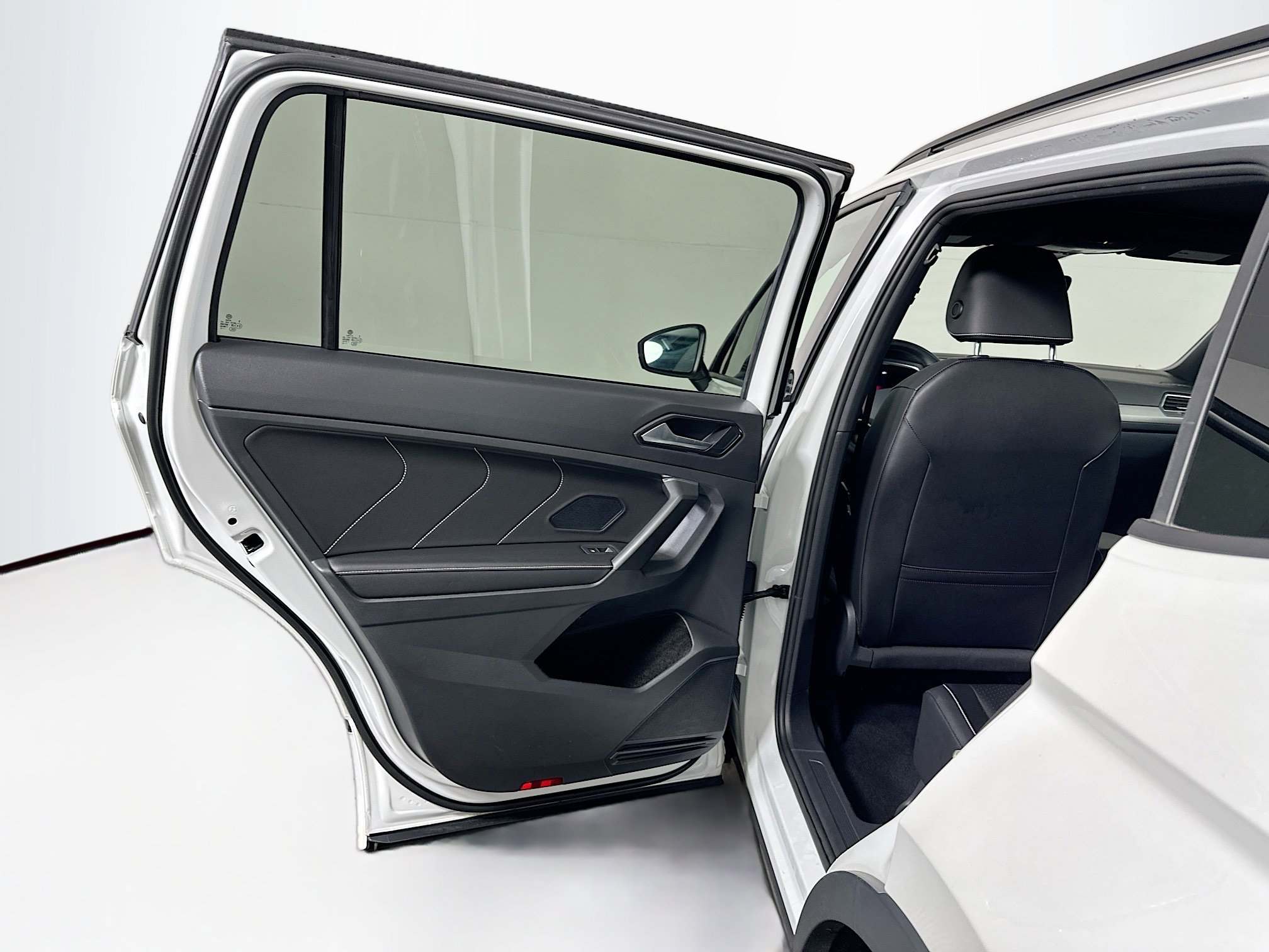 Used 2022 Volkswagen Tiguan SE R-Line image 26