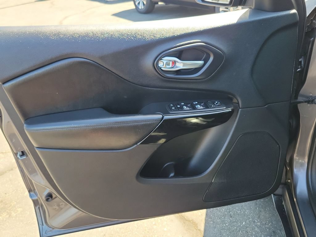Used 2020 Jeep Cherokee Latitude Plus FWD image 21