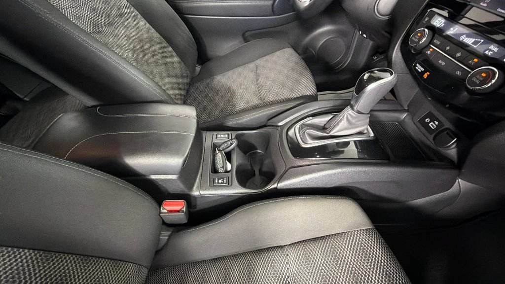 Used 2022 Nissan Rogue Sport SV AWD/4WD image 35