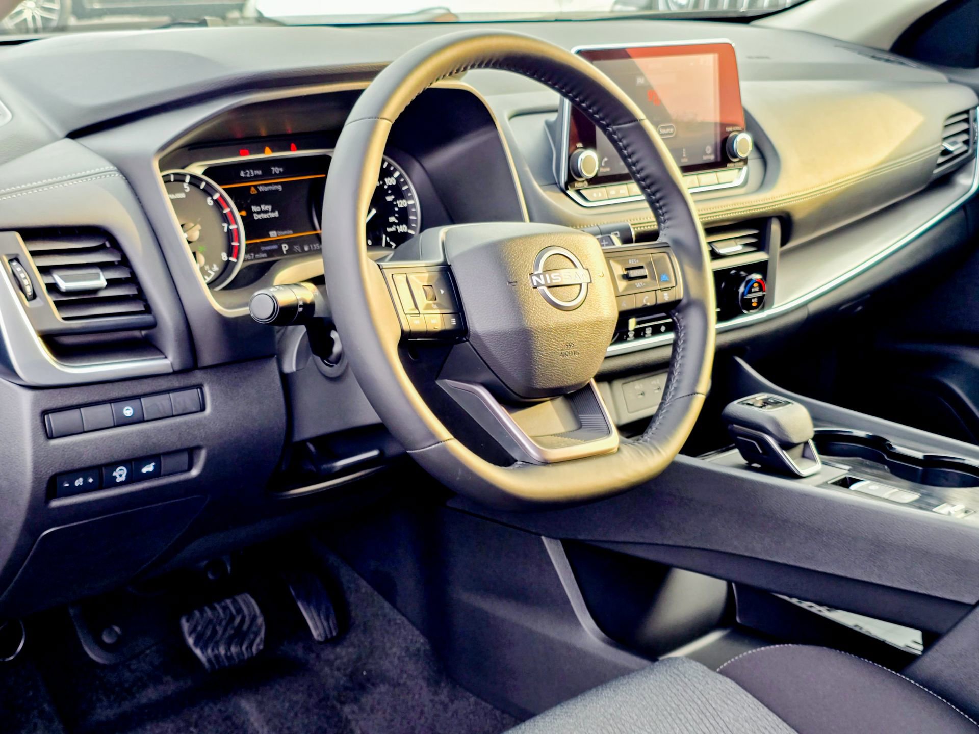 Used 2025 Nissan Rogue SV image 6