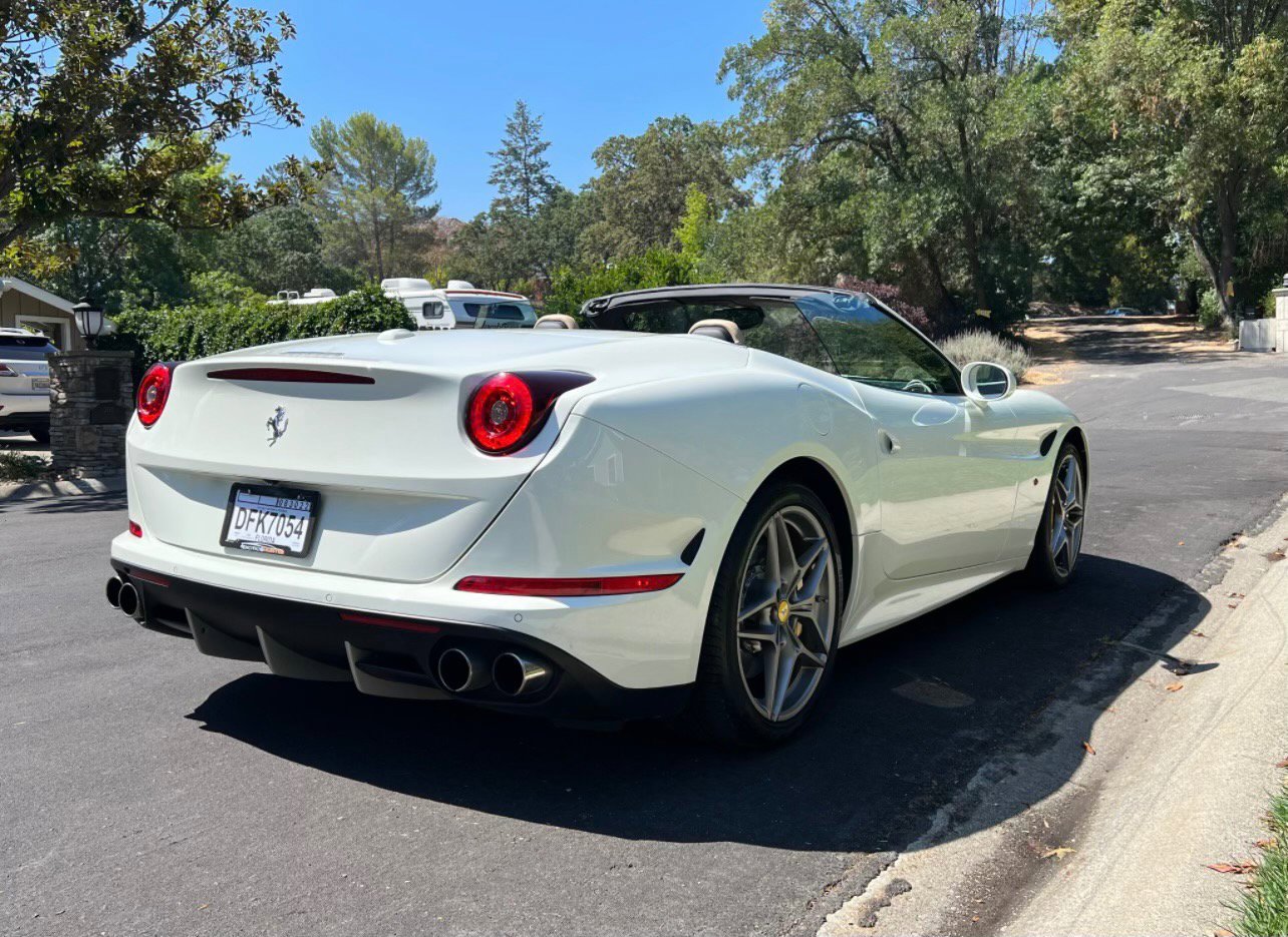 Used 2015 Ferrari California T RWD image 9