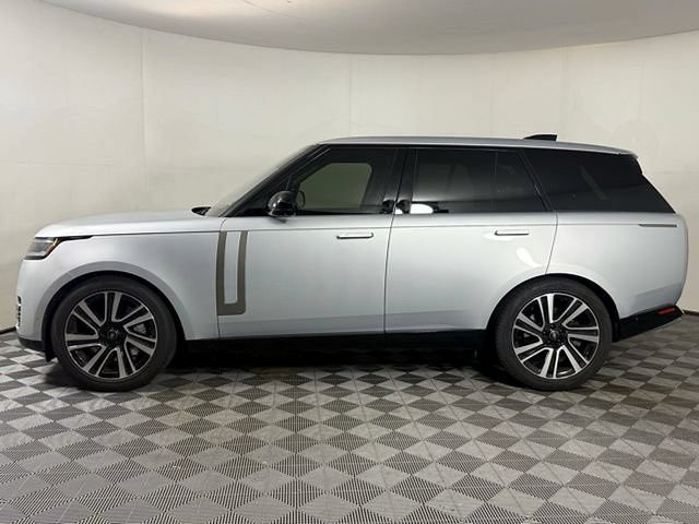 Used 2023 Land Rover Range Rover SE AWD/4WD image 3