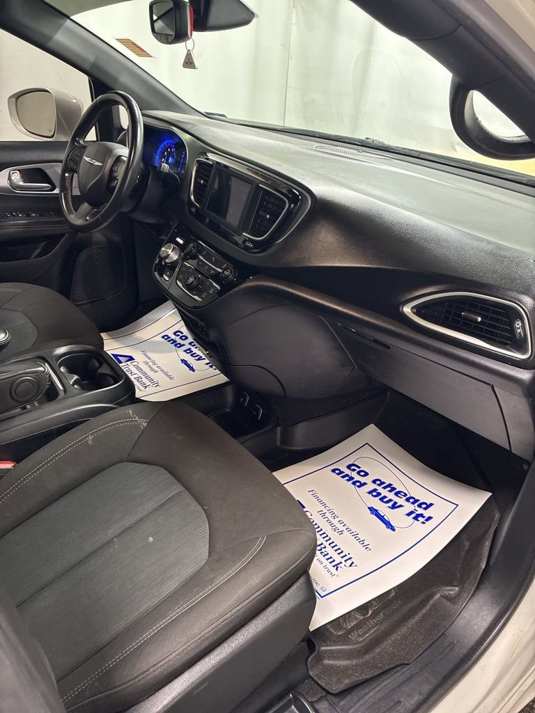 Used 2020 Chrysler Pacifica Touring w/ S Appearance Package image 33