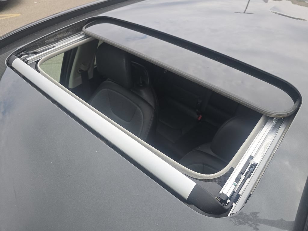 Used 2023 Kia Niro Wave w/ Wave Preserve Package FWD image 3