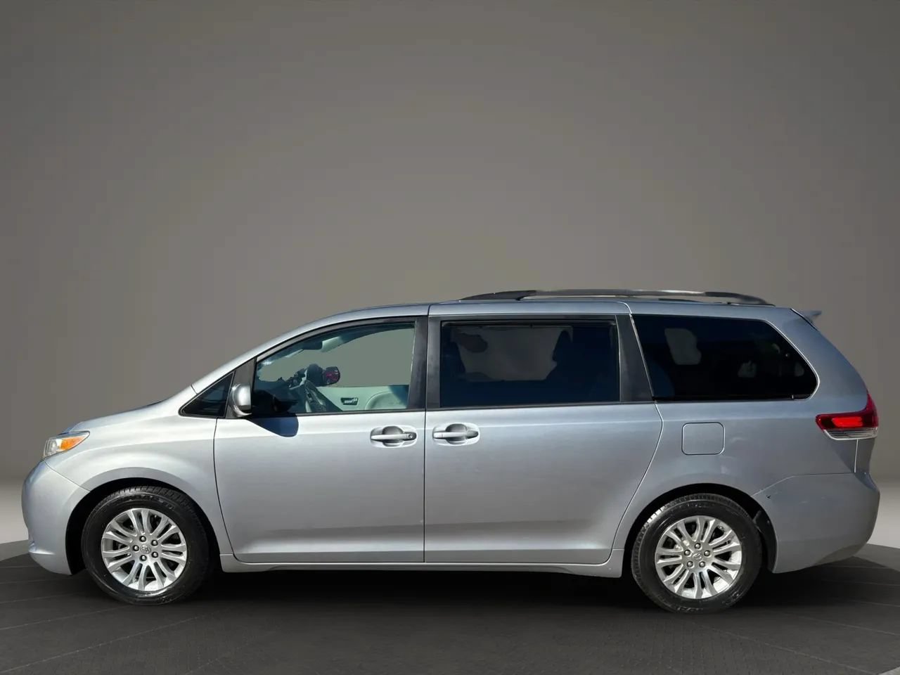 Used 2013 Toyota Sienna XLE FWD image 8