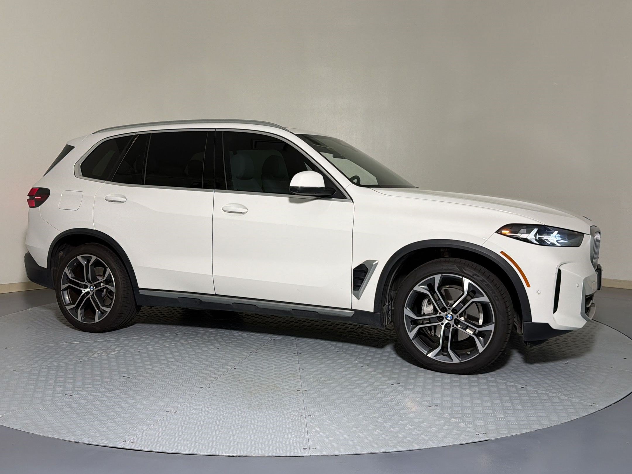 Used 2024 BMW X5 sDrive40i w/ Parking Assistance Package RWD image 7