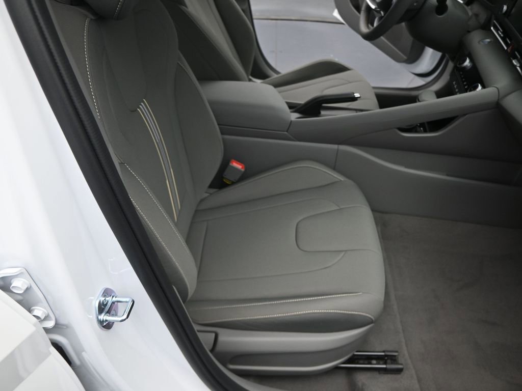 Used 2025 Hyundai Elantra Sport image 33