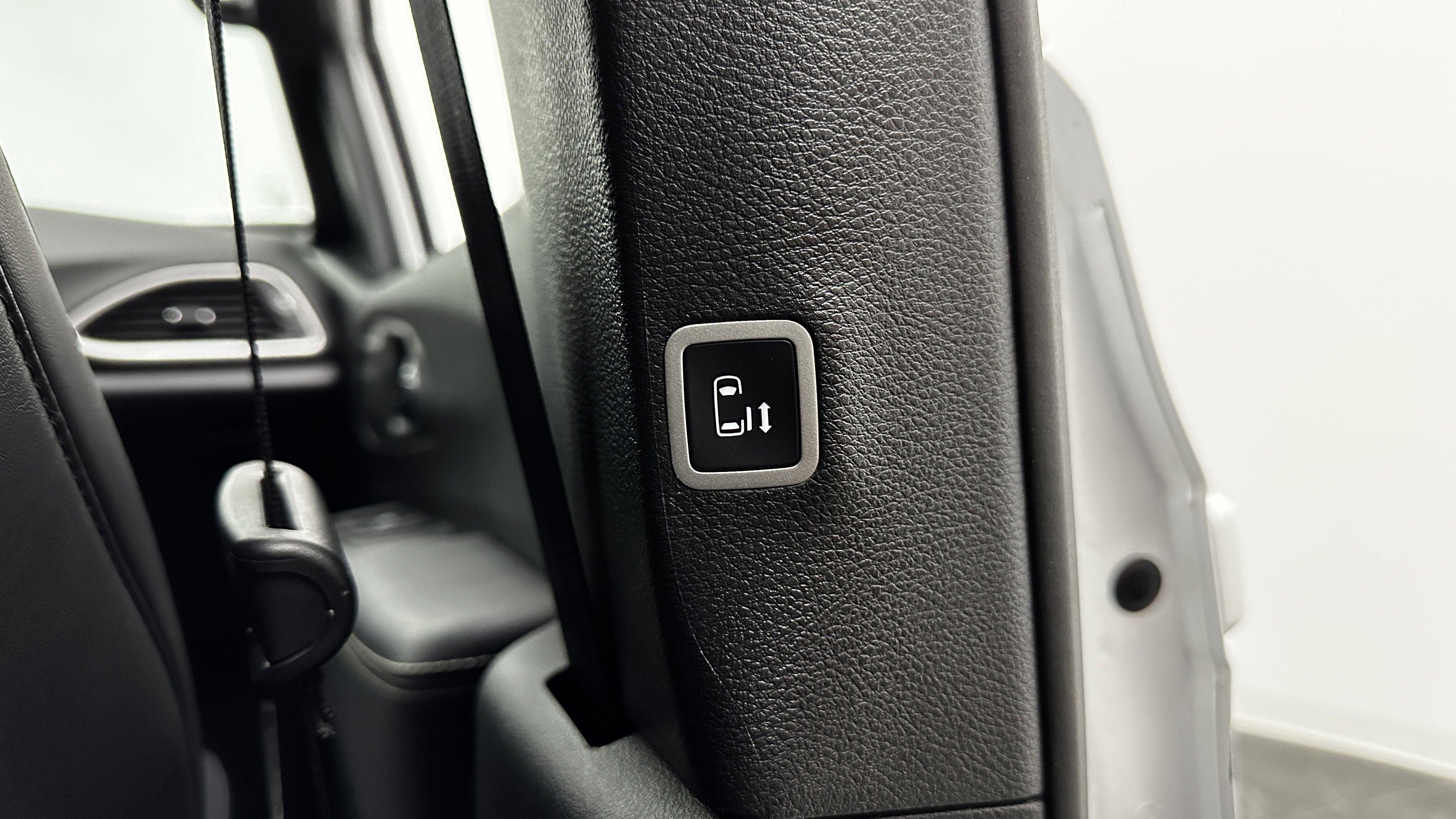 Used 2025 Chrysler Pacifica Select image 34