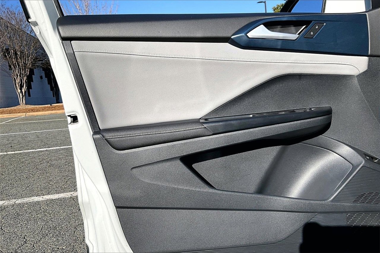 Used 2024 Volkswagen Taos SE image 25