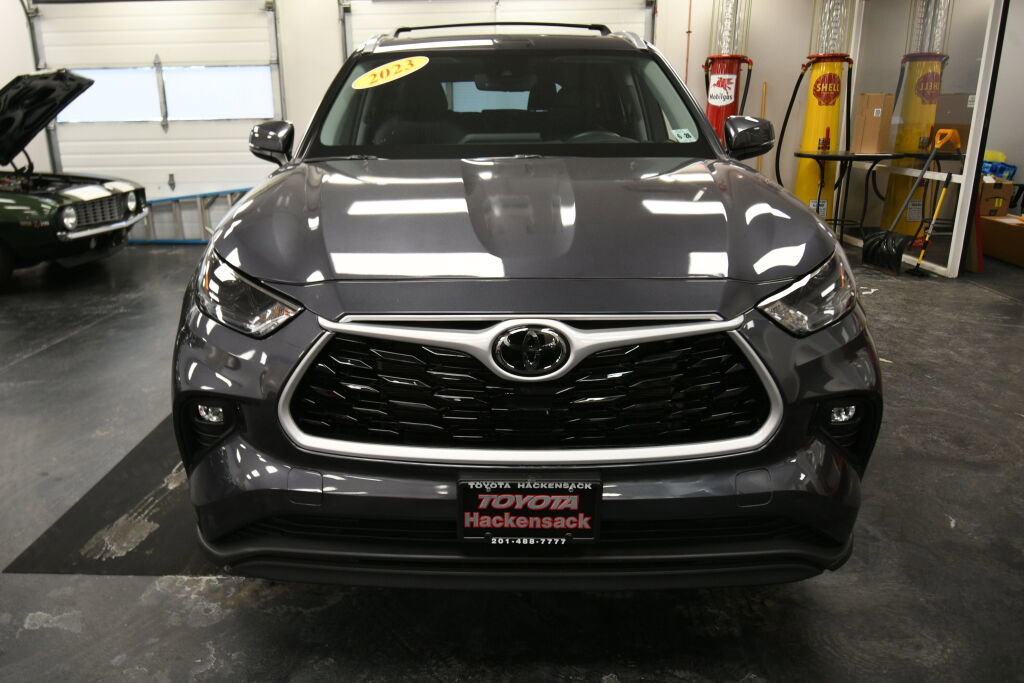 Certified 2023 Toyota Highlander XLE image 2