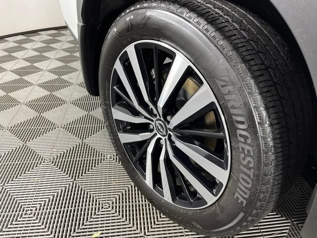 Used 2025 Nissan Pathfinder Platinum w/ Cargo Package FWD image 17