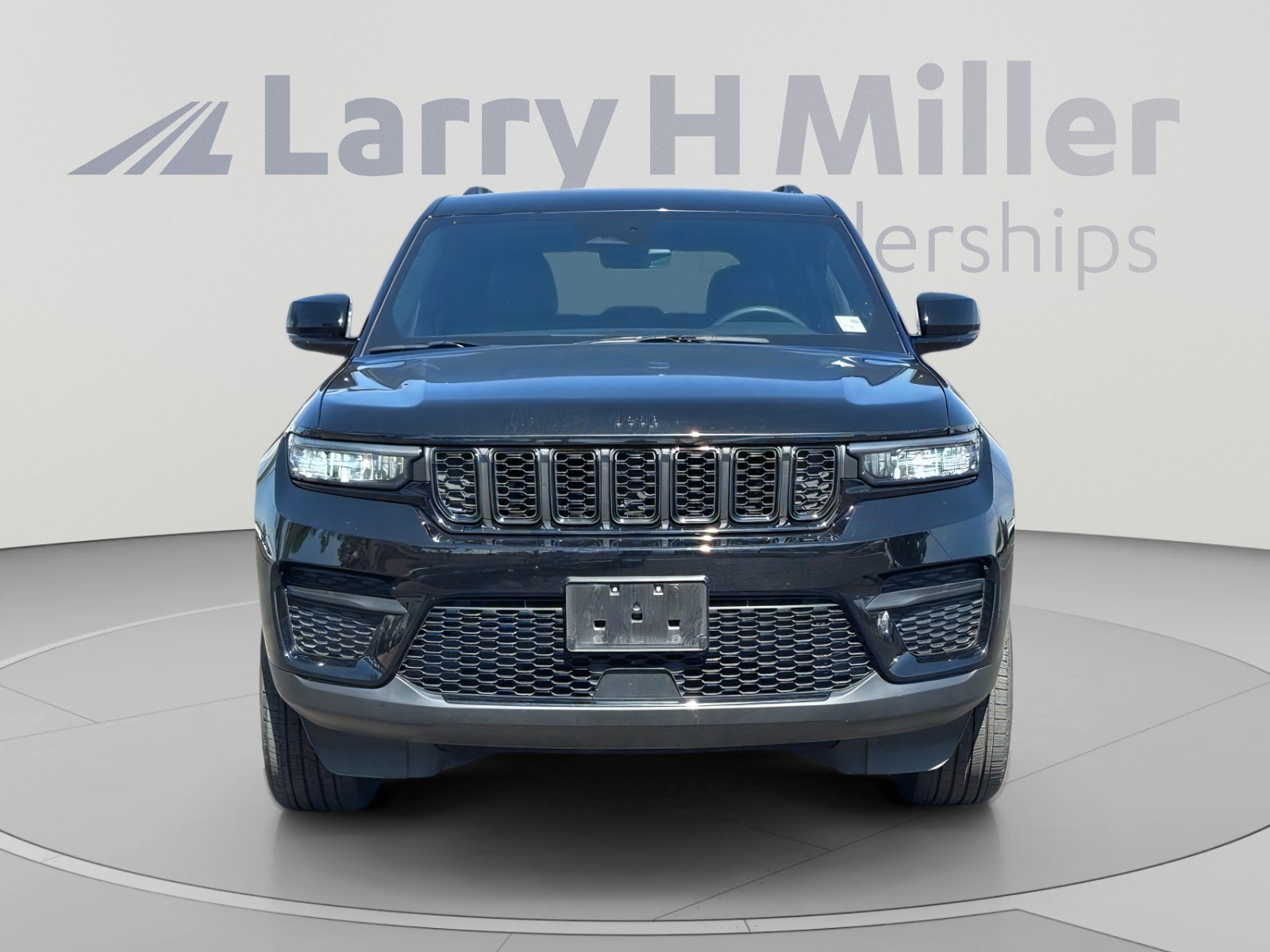 Used 2025 Jeep Grand Cherokee Altitude AWD/4WD image 9