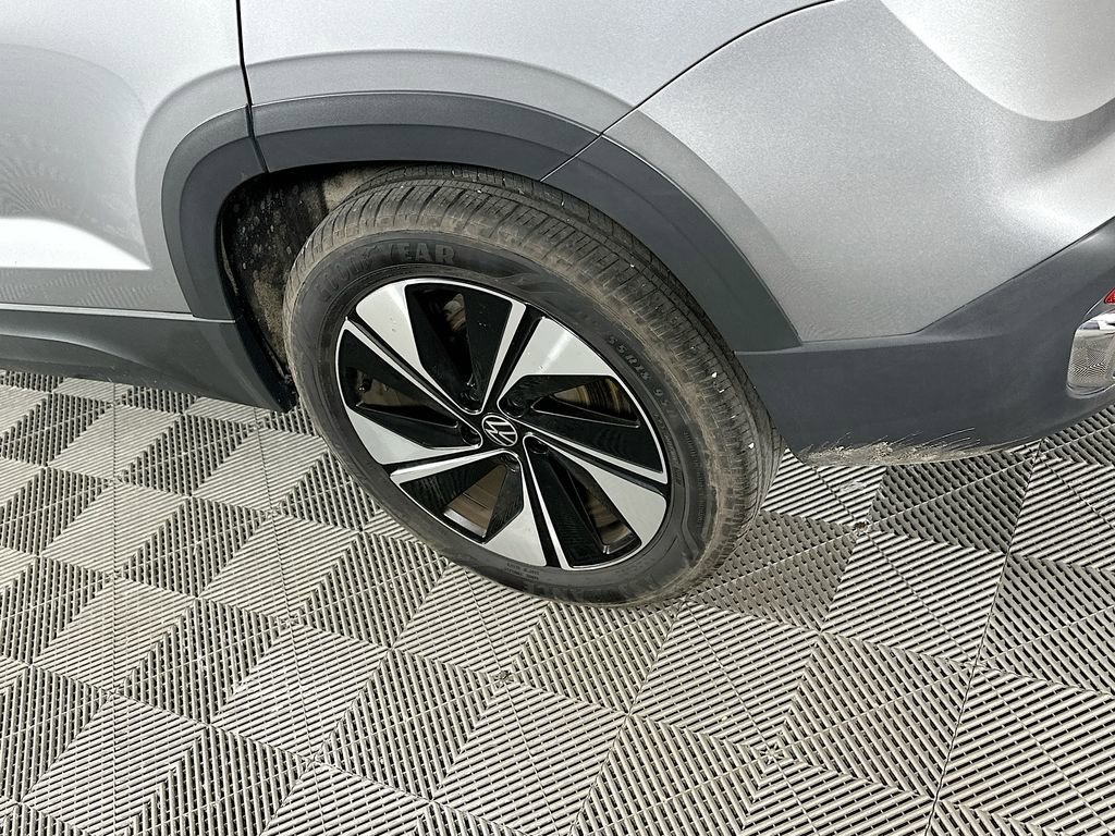 Used 2025 Volkswagen Taos SE image 38