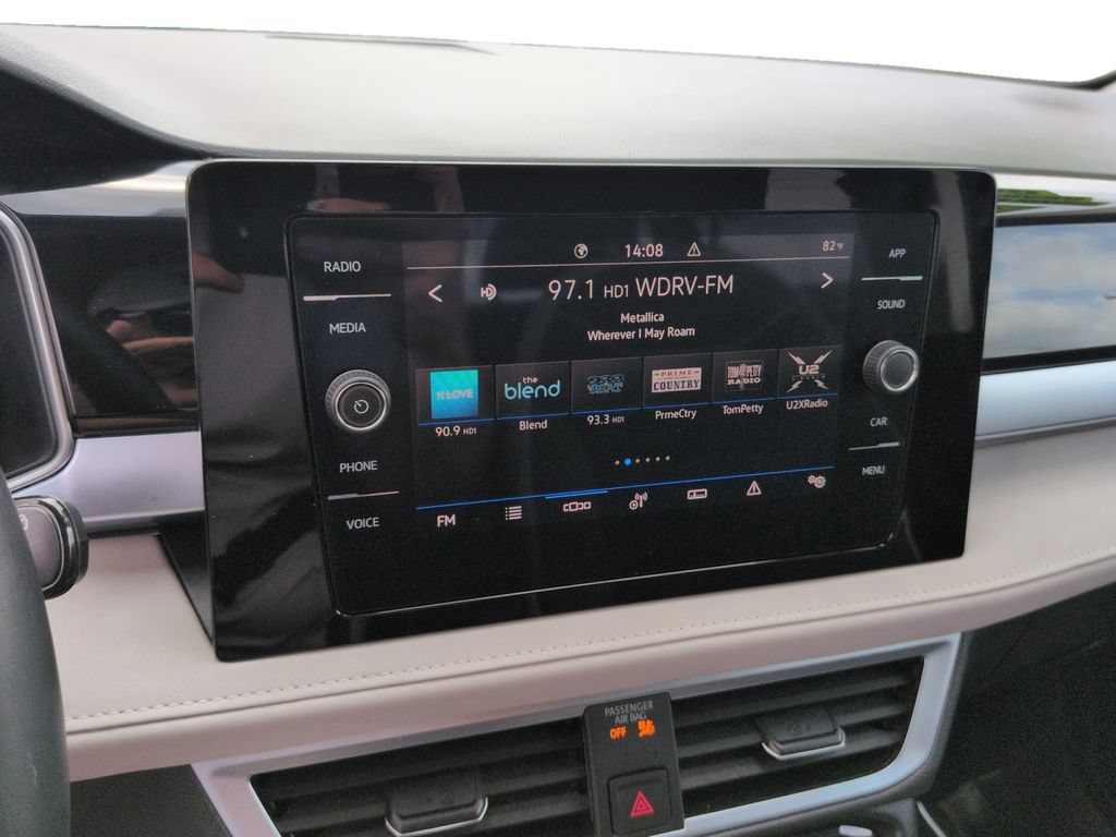 Used 2025 Volkswagen Taos SE FWD image 13