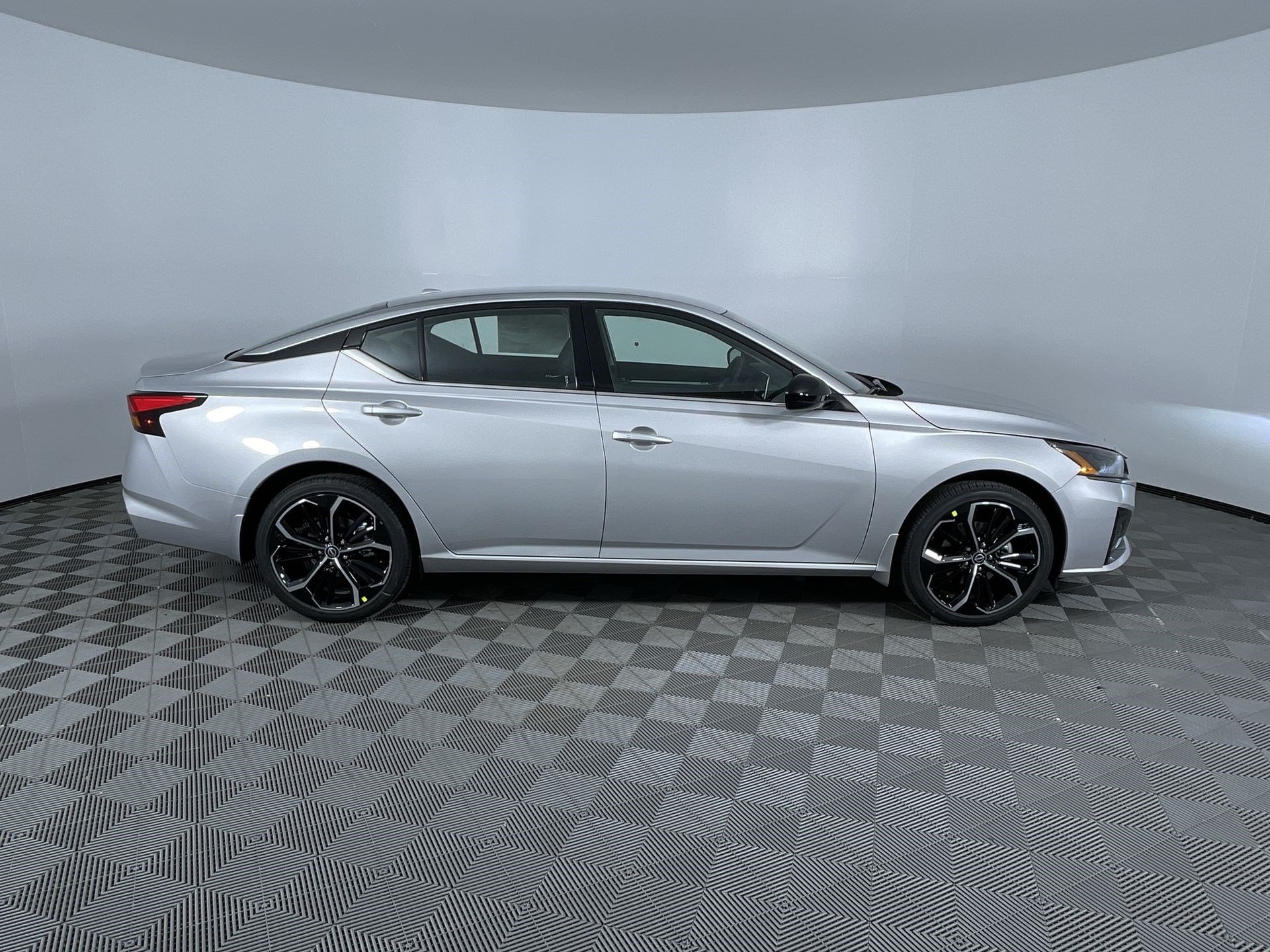 Certified 2025 Nissan Altima 2.5 SR AWD/4WD image 10