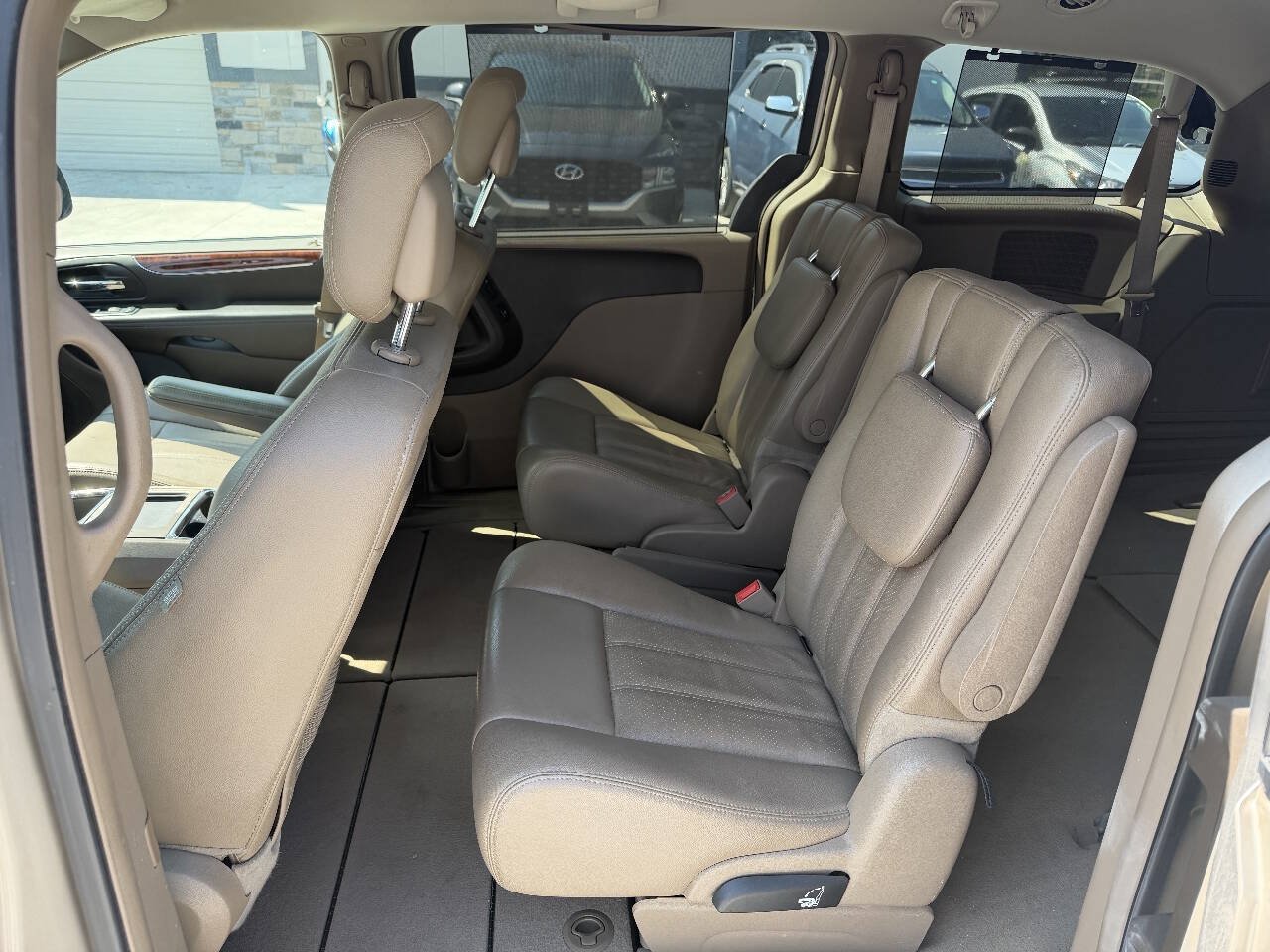 Used 2012 Chrysler Town & Country Touring-L w/ Entertainment Group #2 FWD image 10