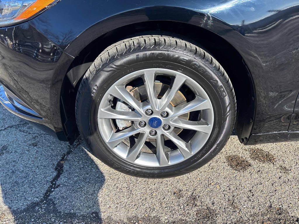 Used 2017 Ford Fusion SE w/ Fusion SE Technology Package image 9