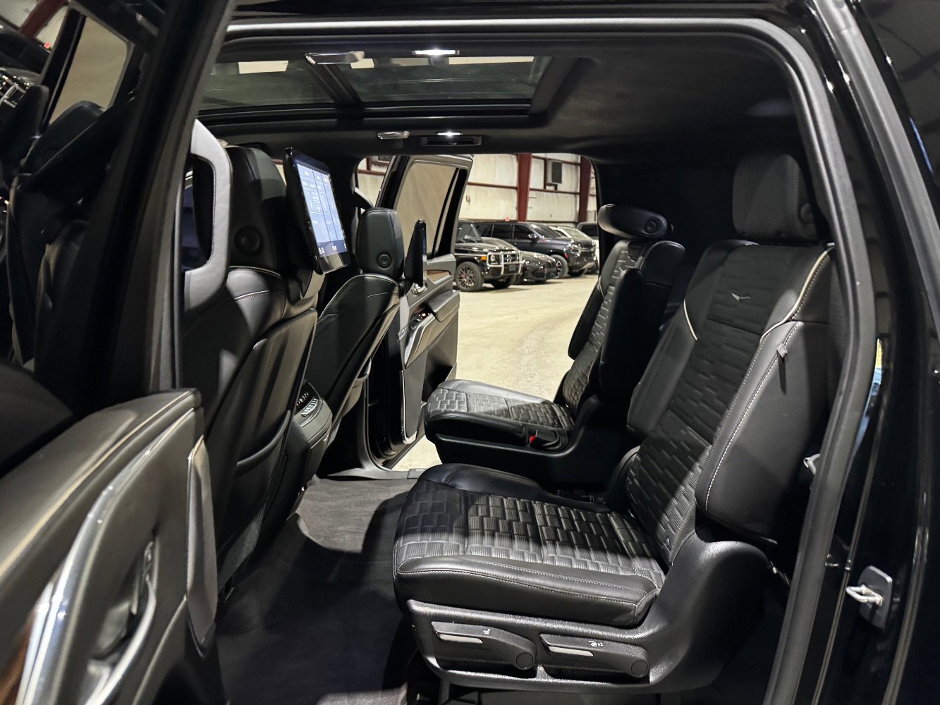 Used 2021 Cadillac Escalade ESV Sport Platinum w/ LPO, ONYX Package image 17