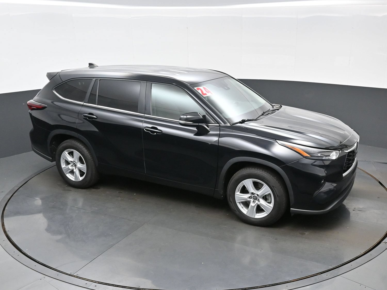 Used 2024 Toyota Highlander LE FWD image 41
