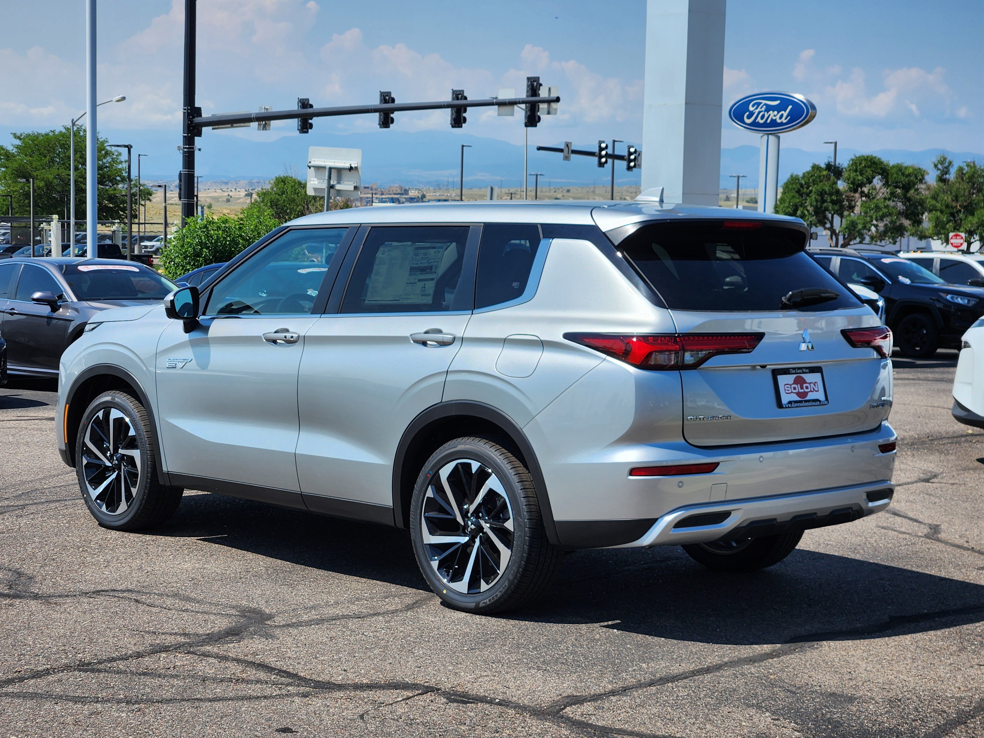 New 2025 Mitsubishi Outlander SE image 3