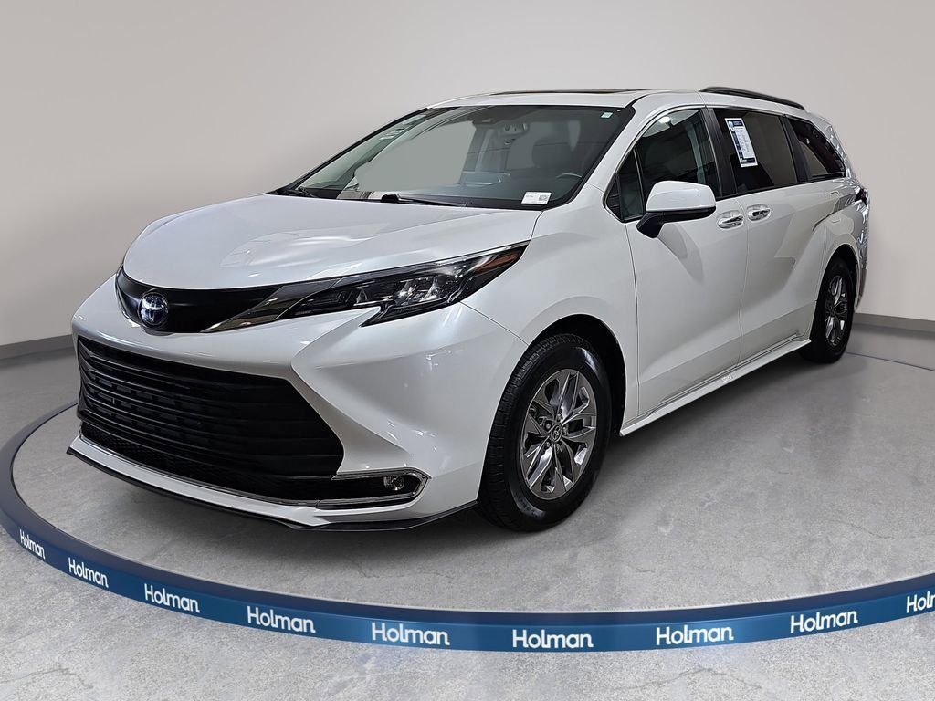 Used 2024 Toyota Sienna XLE FWD image 1