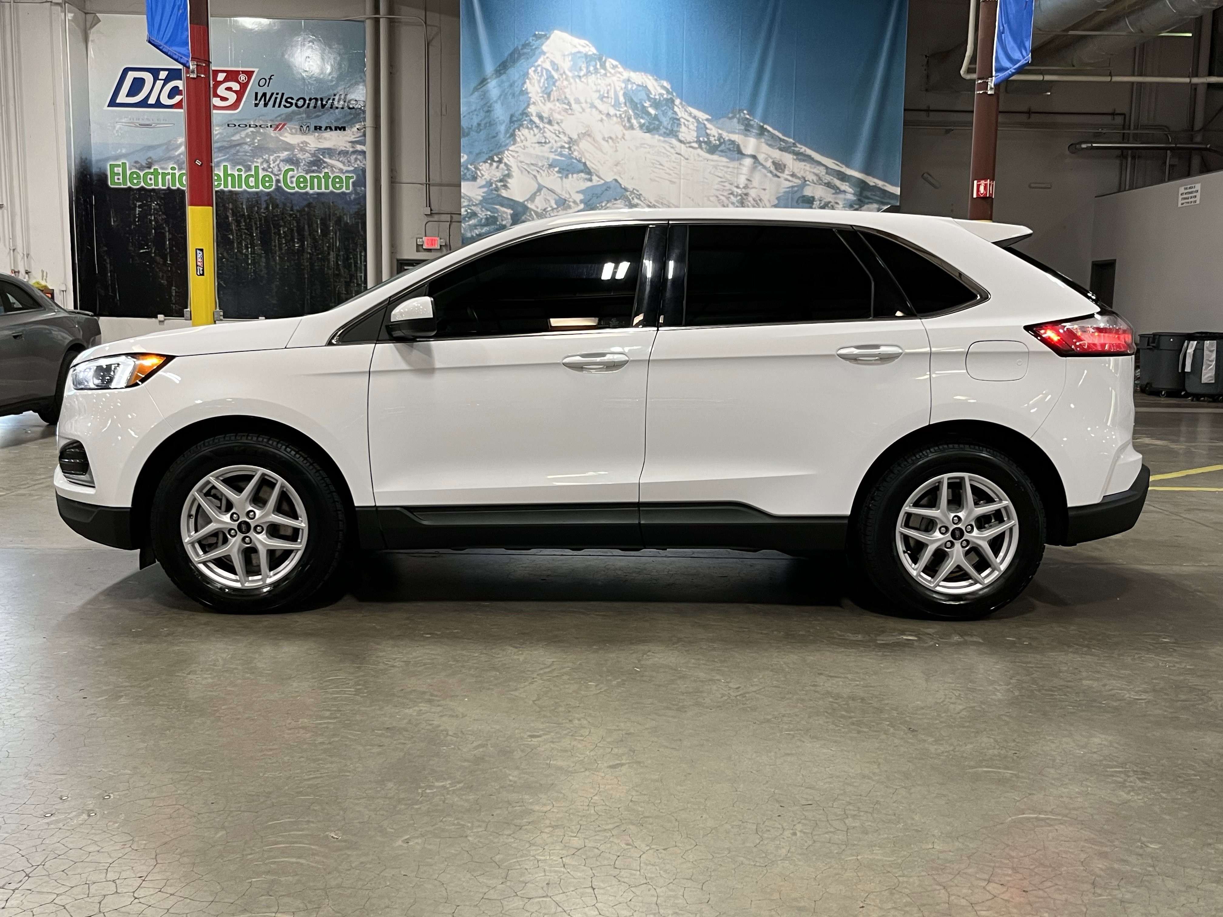 Used 2024 Ford Edge SEL image 2