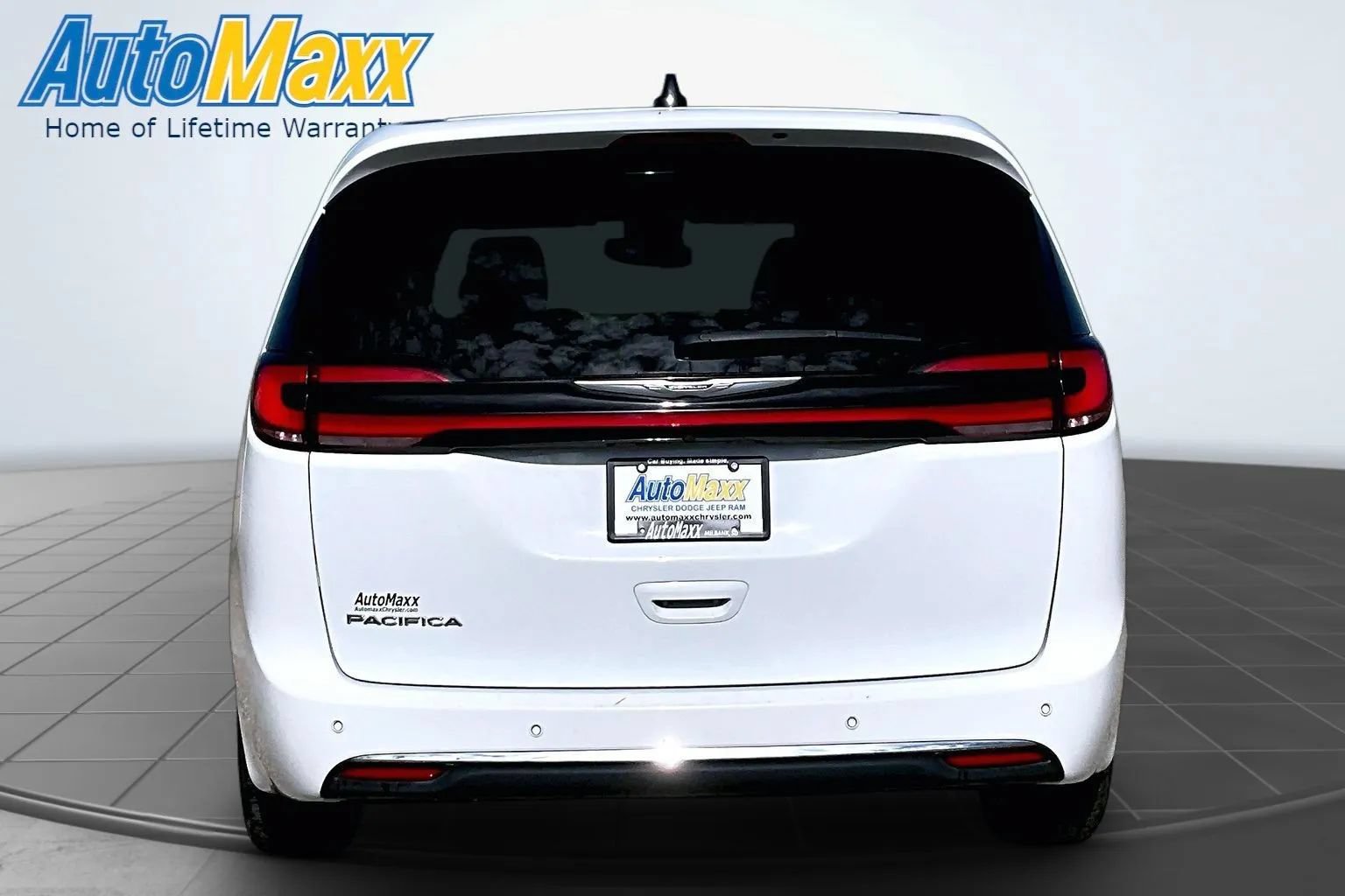 Used 2023 Chrysler Pacifica Touring-L FWD image 5