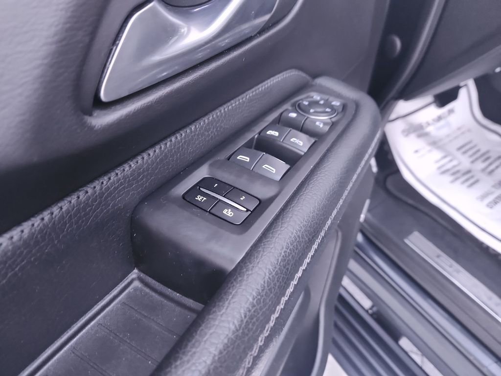 Used 2022 GMC Yukon XL Denali AWD/4WD image 13