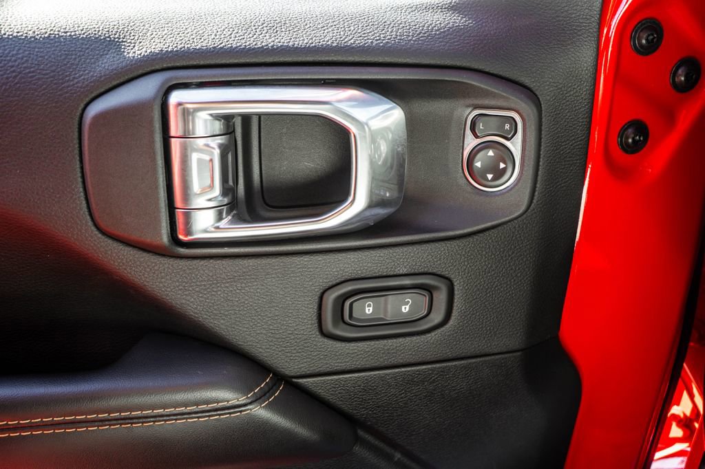 Used 2025 Jeep Wrangler Unlimited Sahara image 16