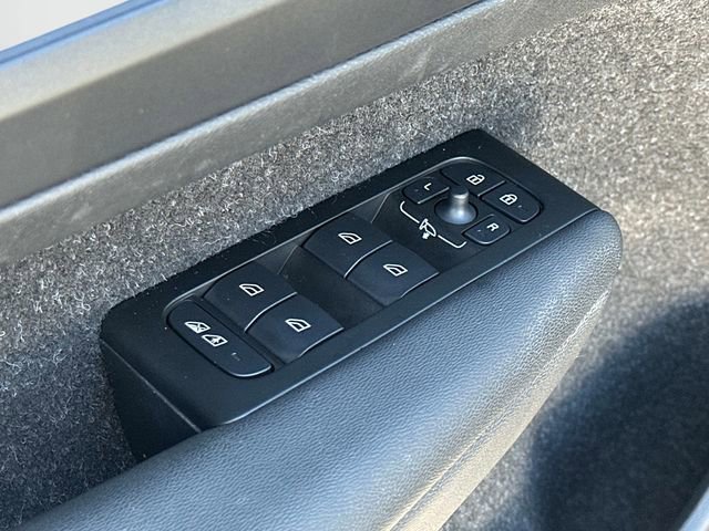 Used 2021 Volvo XC40 T4 Momentum w/ Premium Package image 14