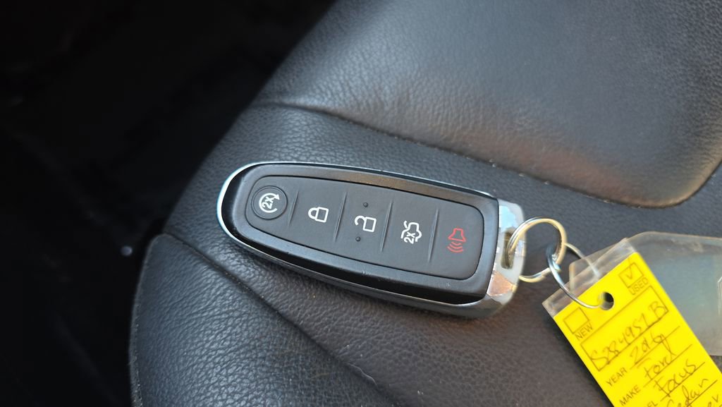 Used 2016 Ford Focus Titanium FWD image 28