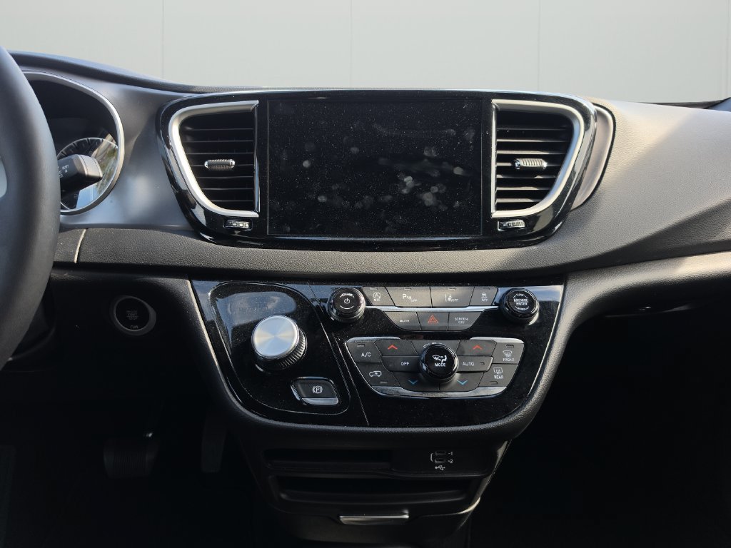 Used 2026 Chrysler Pacifica Select FWD image 10