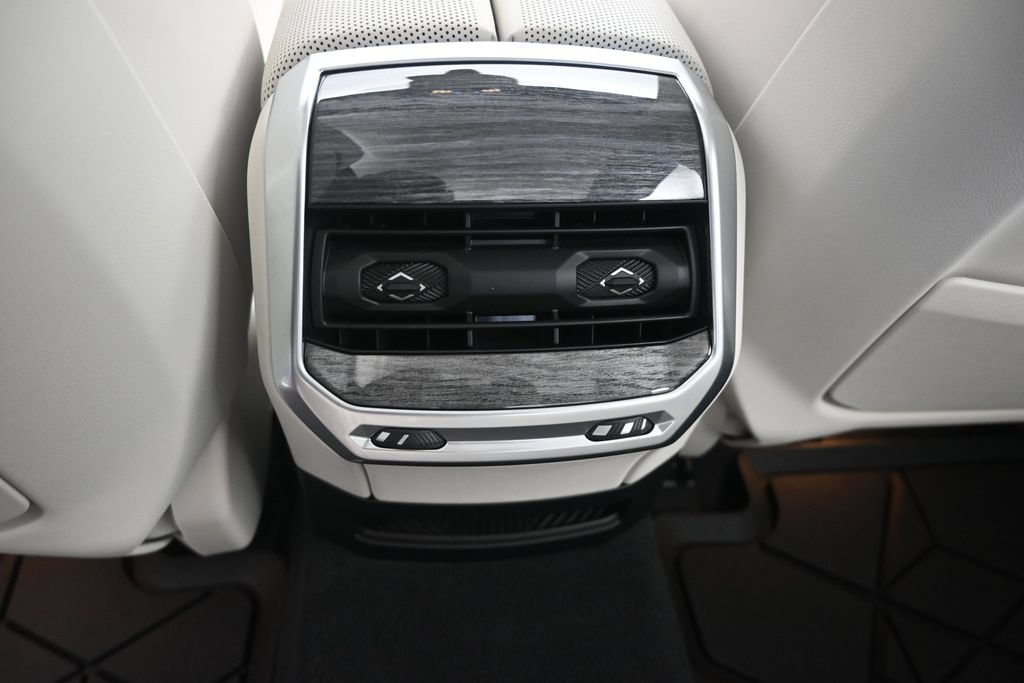 Certified 2024 BMW 740i w/ Executive Package RWD image 18