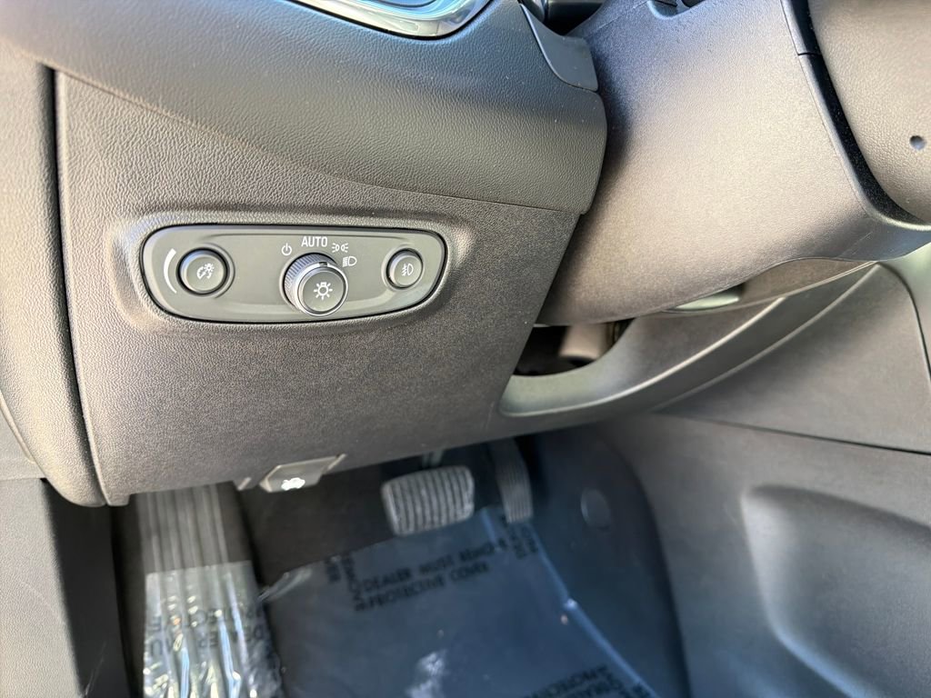 Used 2018 Chevrolet Equinox Premier image 19