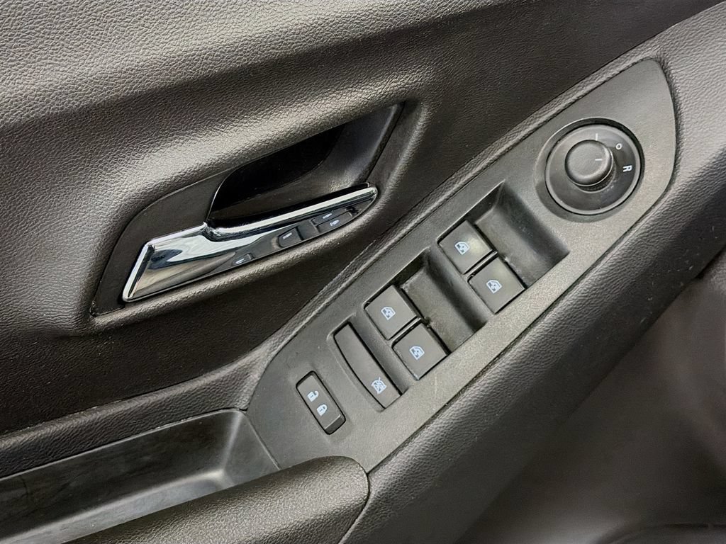 Used 2020 Chevrolet Trax LT w/ Sun & Sound Package FWD image 20