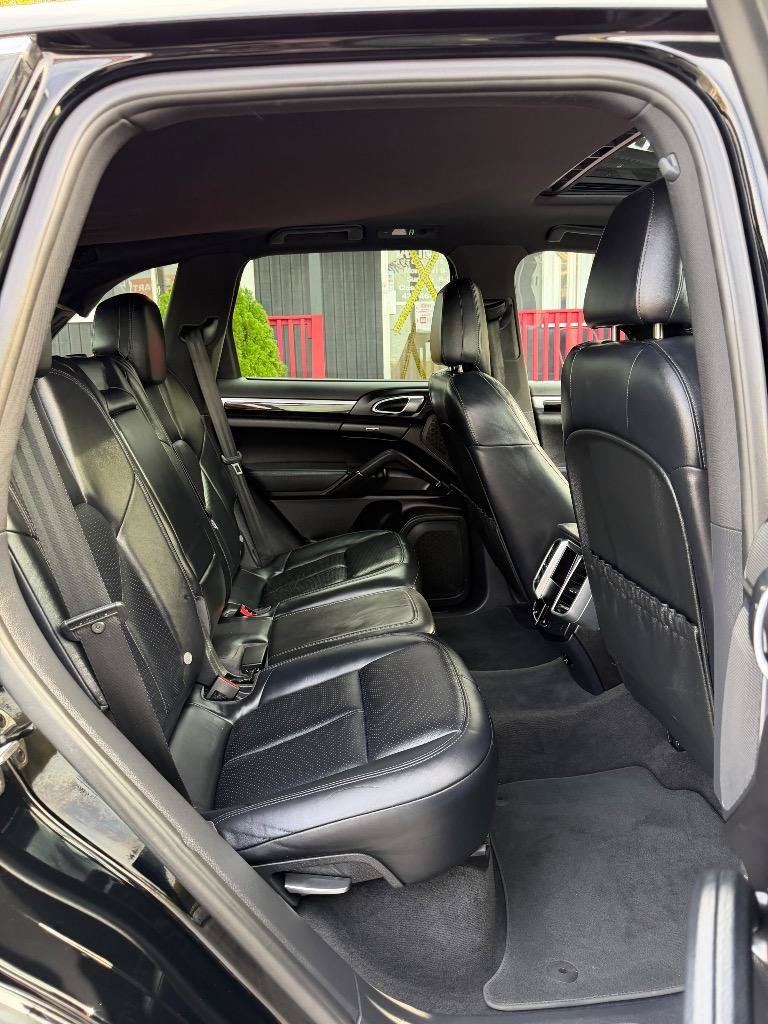 Used 2014 Porsche Cayenne Platinum Edition AWD/4WD image 23