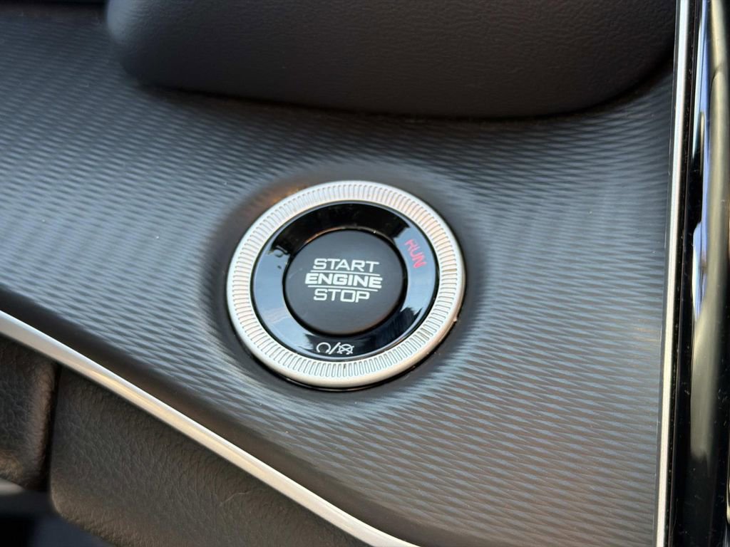 Used 2023 Jeep Grand Cherokee L Laredo image 32