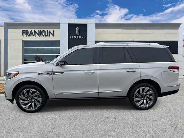 Certified 2023 Lincoln Navigator Reserve AWD/4WD image 4